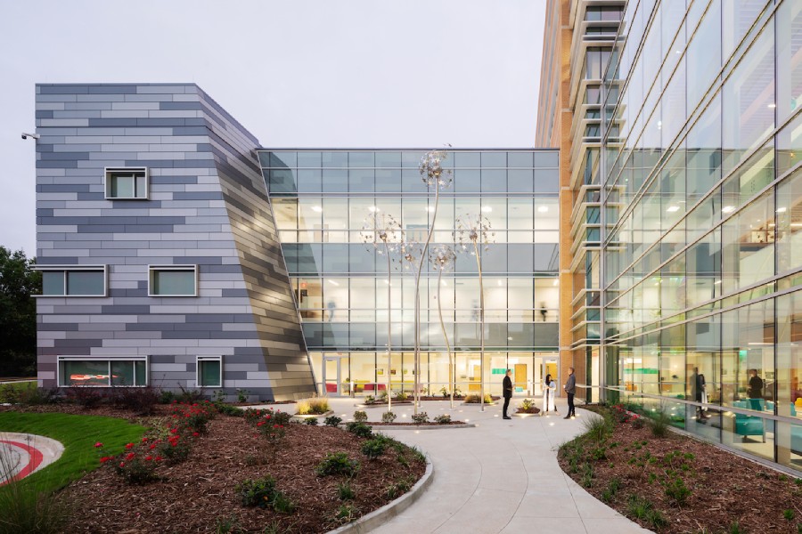 Exterior of Sanderson Tower at Children's of Mississippi Hospital.