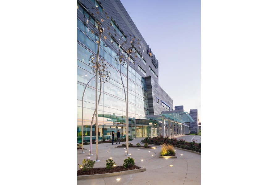 Exterior of Sanderson Tower at Children's of Mississippi Hospital.