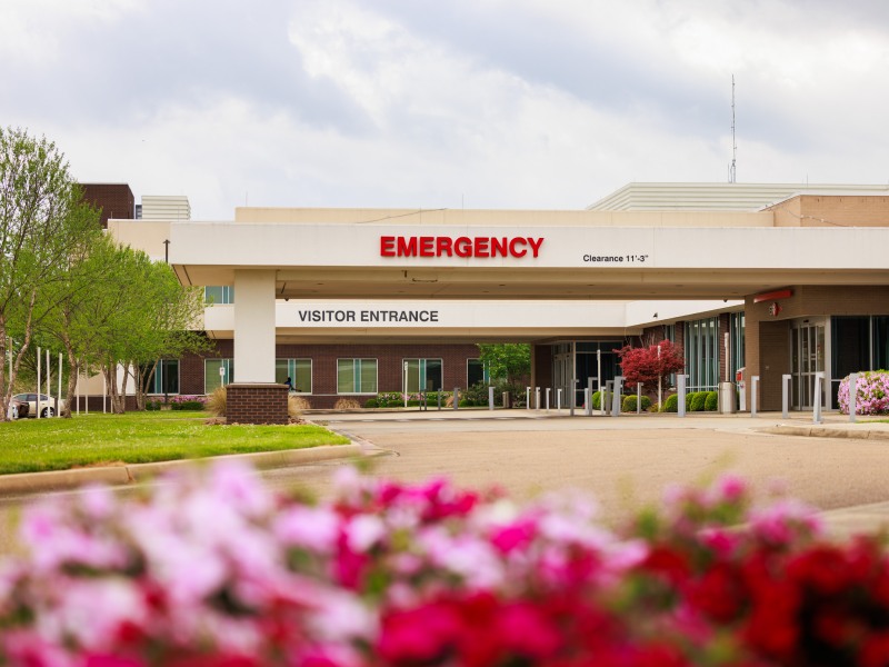 Exterior ER and visitor entrance signage.