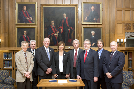 Taking part in the signing at the Mayo Clinic in Rochester, Minnesota were (from left) Dr. Robert Rizza, Mayo Clinic liaison for the collaboration; Dr. Dan Jones, University of Mississippi chancellor; Dr. James Keeton, UMMC vice chancellor for health affairs and dean of the School of Medicine; Dr. LouAnn Woodward, UMMC associate vice chancellor for health affairs and vice dean of the School of Medicine; Dr. Richard Summers, UMMC associate vice chancellor for research; Dr. Gregory Gores, Mayo Clinic executive dean for research; Scott Kaese, Mayo Clinic operations administrator for research; and Steven C. Smith, Mayo Clinic chairman of the Department of Research Administration.