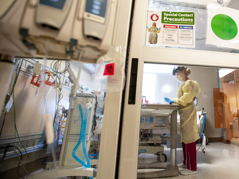 Registered nurse Amy Green cares for a COVID-19 patient in UMMC's Medical Intensive Care Unit. Joe Ellis/ UMMC Communications 