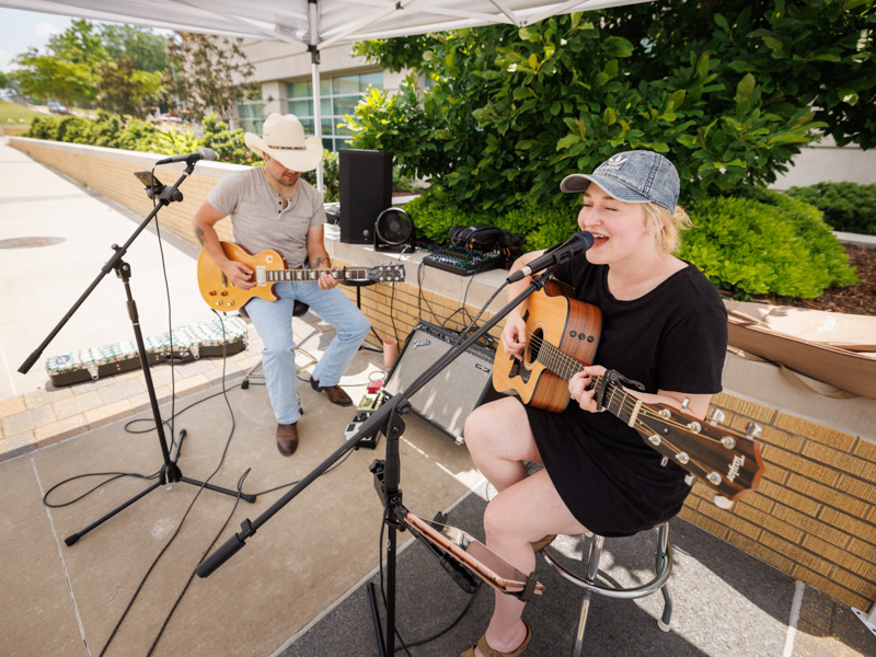 Candy Lee Jones and Chris Morrison provide a musical backdrop to Employee Appreciation Week Wednesday outside the School of Medicine. Joe Ellis/ UMMC Communications 