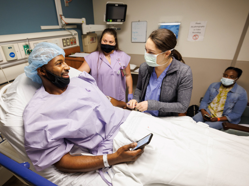 Hogan gets direction from Dr. Ali Morgan, a surgery resident, before being wheeled to surgery. Joe Ellis/ UMMC Communications 