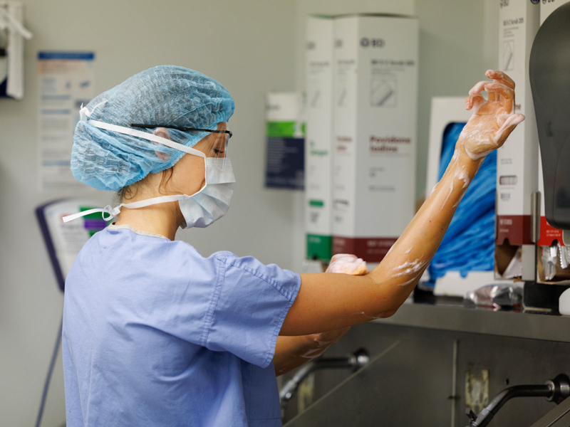 Third-year medical student Anna Dickson scrubs in for surgery June 28 in which live donor Quinten Hogan gave his left kidney to his mom, Tawanna Davis. Joe Ellis/ UMMC Communications 