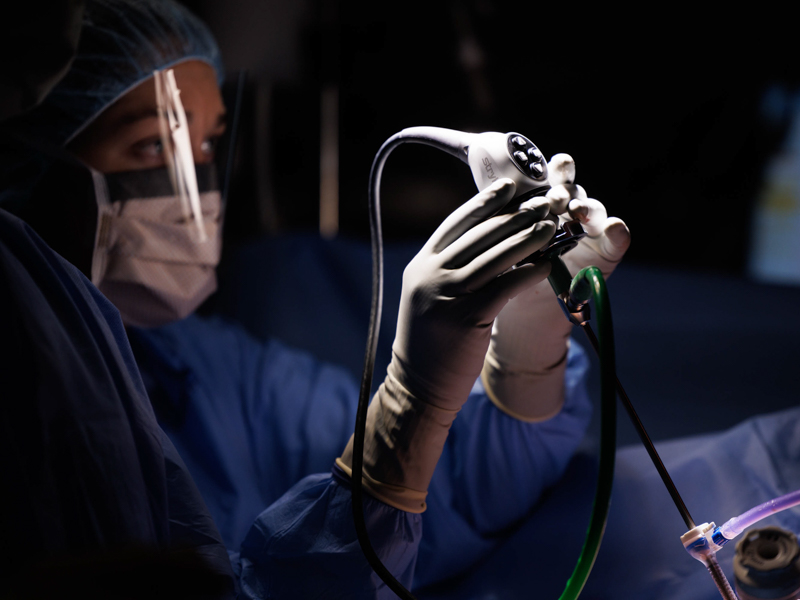 Registered nurse Kele Loftin assists Dr. Christopher Anderson as Anderson removes the left kidney of live donor Quinten Hogan for transplantation into Hogan's mom, Tawanna Davis. Joe Ellis/ UMMC Communications 