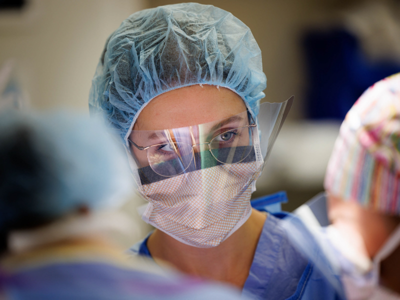 Registered nurse Kele Loftin assists Dr. Felicitas Koller as Koller implants the live kidney of Quinten Hogan into Hogan's mom, Tawanna Davis. Joe Ellis/ UMMC Communications 