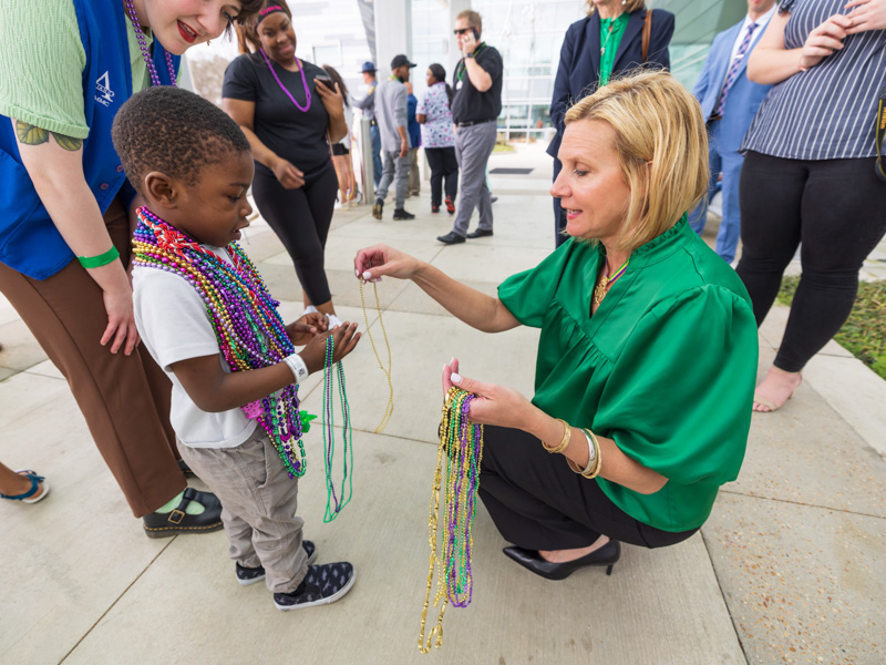 First Lady of Mississippi Elee Reeves gives beads to Children's of Mississippi patient Aiden Williams of Jackson. Melanie Thortis/ UMMC Communications 