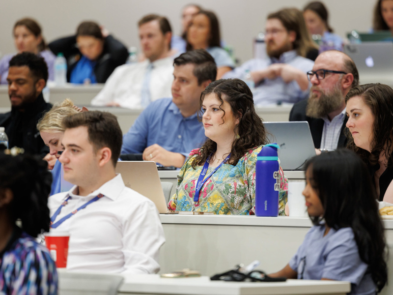 Erin Sears, center, is surrounded by fellow residents during orientation at the UMMC School of Medicine. Joe Ellis/ UMMC Communications 
