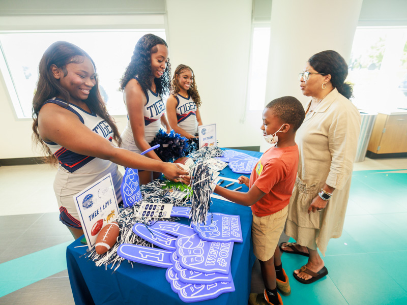 Theresa and Braylon Middlebrook of Jackson talk with Jackson State University cheerleaders, from left, Ja'eda Sneed, Tylah Morgan and Phierrah Rhoden. Joe Ellis/ UMMC Communications