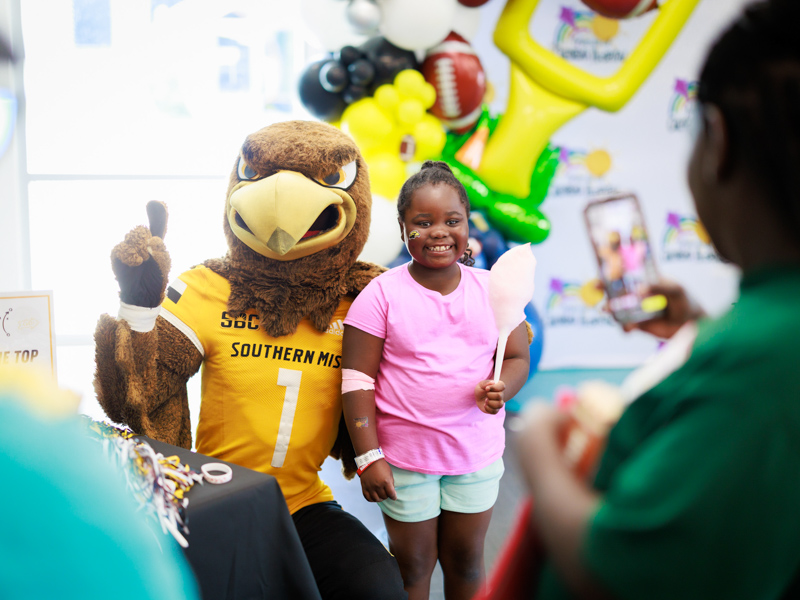 Children's of Mississippi patient Zy'ion Meardry of Waynesboro smiles for a photo with Seymour. Joe Ellis/ UMMC Communications