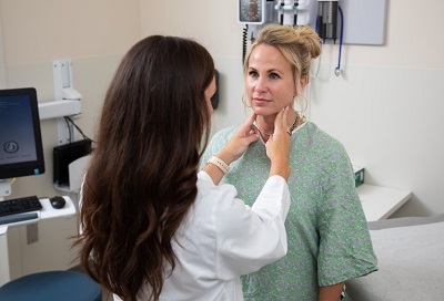 A learner examines a female standardized patient.