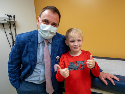 Dr. Hoppe gets two thumbs up from a patient.