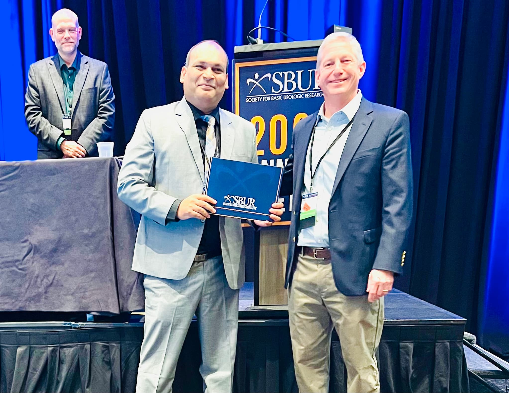 Dr. Jawed Siddiqui accepts the Young Investigator Award.