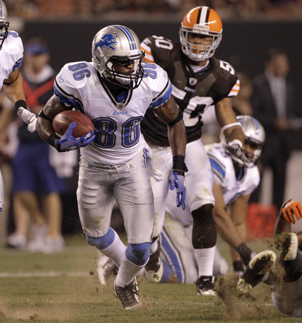 Hughes makes a catch in 2011 with the Detroit Lions during a game versus the Cleveland Browns.