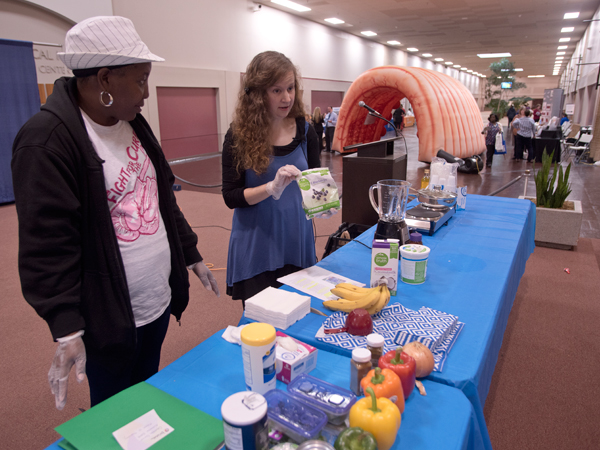 Linda Kirkland, left, watches as UMMC dietitian Dacia Breeden makes Happy Healthy Colon black beans with bell peppers and onions.