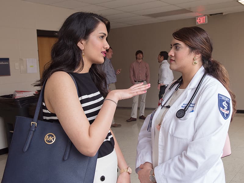 Niki Patel, left, a first-year student in the School of Graduate Studies in the Health Sciences, has a orientation day rendezvous with her sister Avani Patel, a third-year medical student.