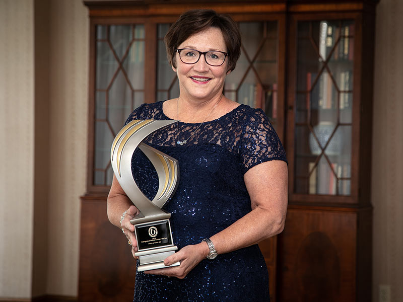 Dr. Sherry Martin receives the 2019 Distinguished Alumna Award.