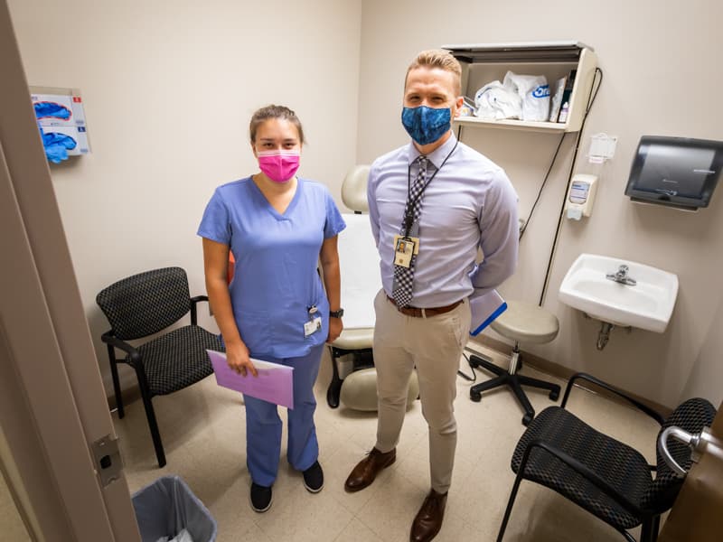 Hannah Marshall, a dental hygiene student, speaks with Dr. Jacob Moremen at the UMMC Thoracic Cancer Clinic.