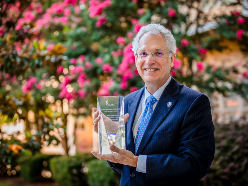 Phronesis Award recognizes SOM assoc. dean's faculty support
