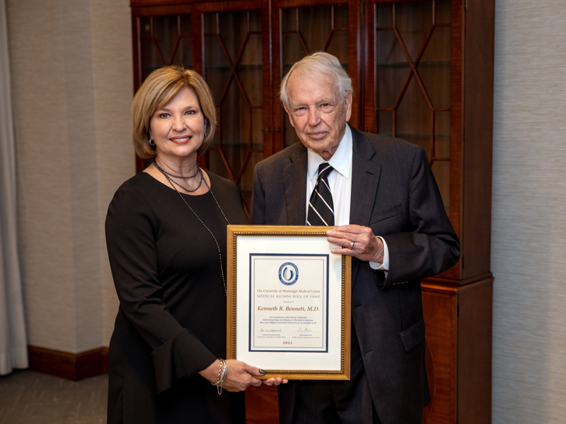 “[This honor] … is the kind of thing that will warm an old man’s heart.” – Dr. Kenneth R. Bennett, University of Texas Southwestern Medical School, Class of 1962; 2021 Hall of Fame