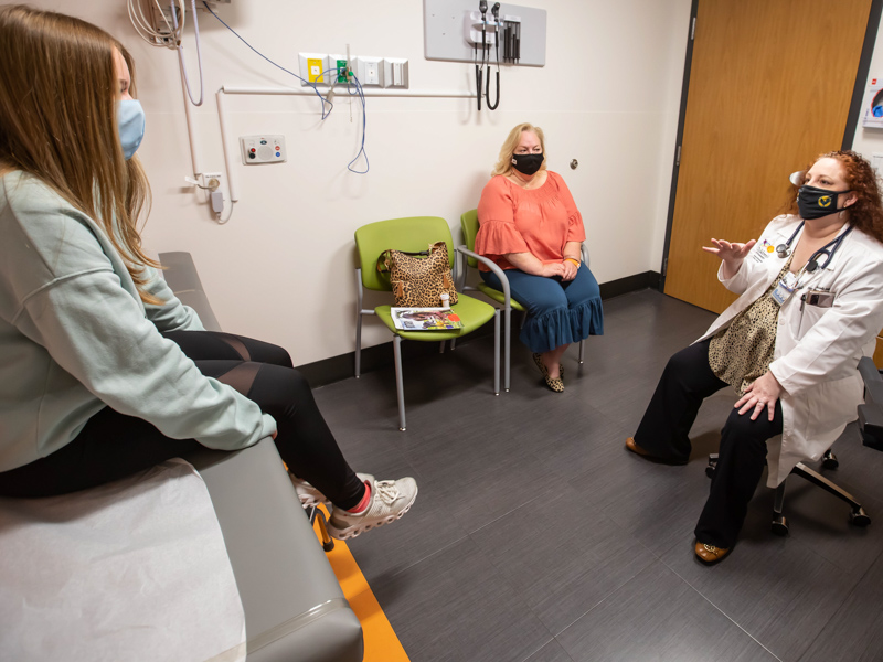 Goreth talks with Sophia and her mother, Paula Hosapple-Howard. Melanie Thortis/ UMMC Communications