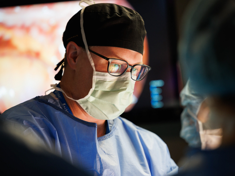 Dr. Christopher Anderson removes the left kidney of live donor Quinten Hogan so that Dr. Felicitas Koller can implant it into the abdomen of Hogan's mom, Tawanna Davis. Joe Ellis/ UMMC Communications 