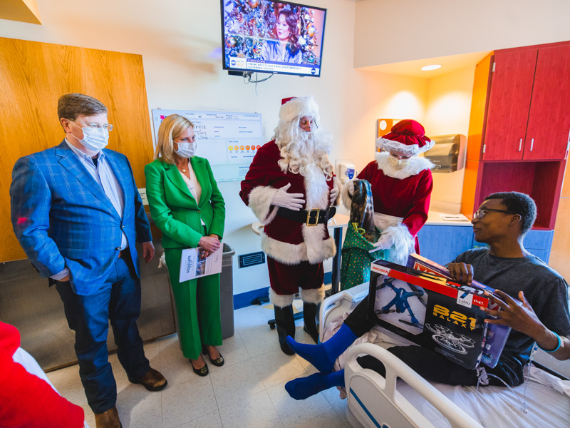 Gov. Tate Reeves, First Lady of Mississippi Elee Reeves, Santa, and Mrs. Claus visit with Children's of Mississippi patient Keydarius Taylor of Meridian. Lindsay McMurtray/ UMMC Communications 