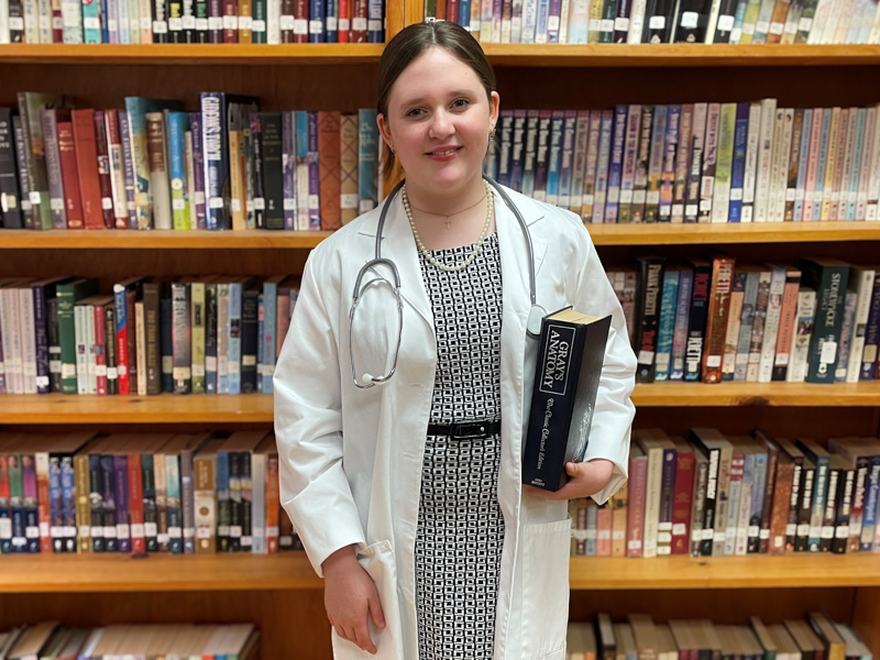 Emmalyn Hudson dressed as Dr. Virginia Apgar, highlighting the importance of newborn screenings.